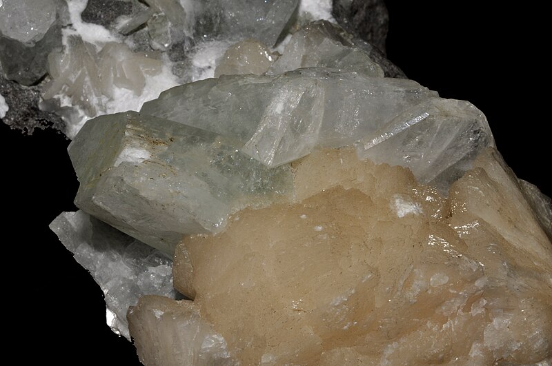 File:Apophyllite et stilbite orange (Inde).jpg