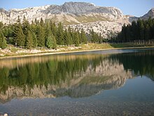 Photographie de la montagne se relétant dans le lac