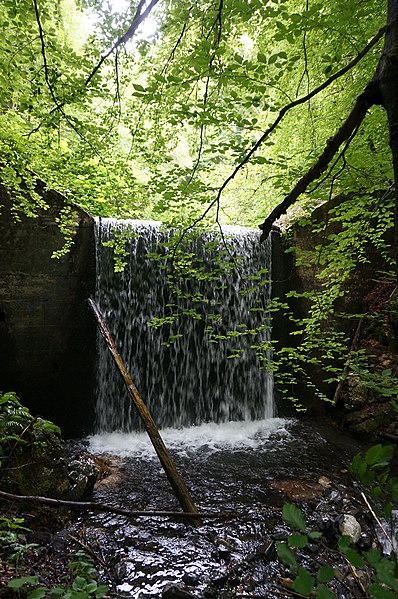 File:Arnoldstein, künstlicher Wasserfall.jpg