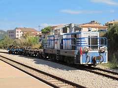 La BB no 406 ex-Speno en tête d'un train de travaux en Gare de L'Île-Rousse le 31 juillet 2015.