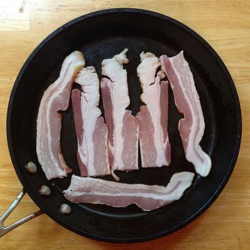 File:Bacon in a pan.jpg