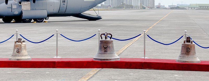 Plik:Balangiga bells on display during repatriation ceremony at Villamor Air Base.jpg