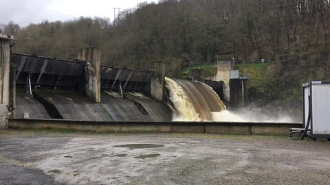 Tiedosto: La Roche-Bat-L'Aigue Dam - 6. maaliskuuta 2020 tulva bis.webm