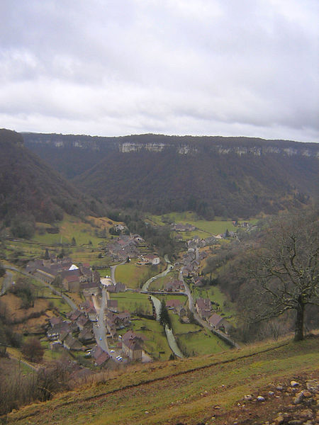 File:Baume les messieurs depuis granges.jpg