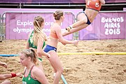 Deutsch: Beachhandball bei den Olympischen Jugendspielen 2018; Tag 6, 12. Oktober 2018; Mädchen, Hauptrundenspiel – Ungarn-Niederlande 2:1 English: Beach handball at the 2018 Summer Youth Olympics at 12 October 2018 – Girls Main Round – Hungary-Netherlands 2:1