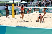 Deutsch: Beachvolleyball bei den Olympischen Jugendspielen 2018; Tag 9, 15. Oktober 2018; Mädchen, Viertelfinale: USA-Spanien 2–1 (21–19/17–21/15–9) English: Beach volleyball at the 2018 Summer Youth Olympics at 15 October 2018 – Girls Quarterfinals: USA-Spain 2–1 (21–19/17–21/15–9)