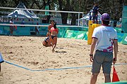 Deutsch: Beachvolleyball bei den Olympischen Jugendspielen 2018; Tag 8, 14. Oktober 2018; Mädchen, Achtelfinale – USA-Peru 2:0 (21–19/21–12) English: Beach volleyball at the 2018 Summer Youth Olympics at 14 October 2018 – Girls Round of 16 – USA-Peru 2:0 (21–19/21–12)