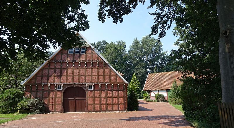 File:Berge(Niedersachsen) - Fachwerkhof.JPG