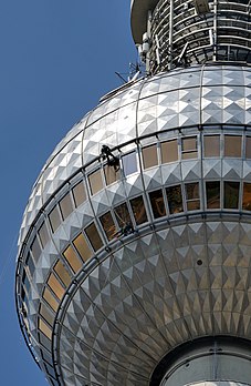 Torre de televisão de Berlim: limpeza externa dos vidros na esfera da torre. (definição 1 986 × 3 041)