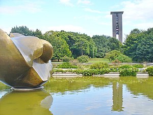 Seitenansicht bei halbgefüllten Wasserbecken mit Carillon im Hintergrund