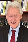 Бил Клинтон (1993–2001) Рођен 19 август, 1946.(1946-08-19) (7009239801040000000♠75 година, 361 дан)