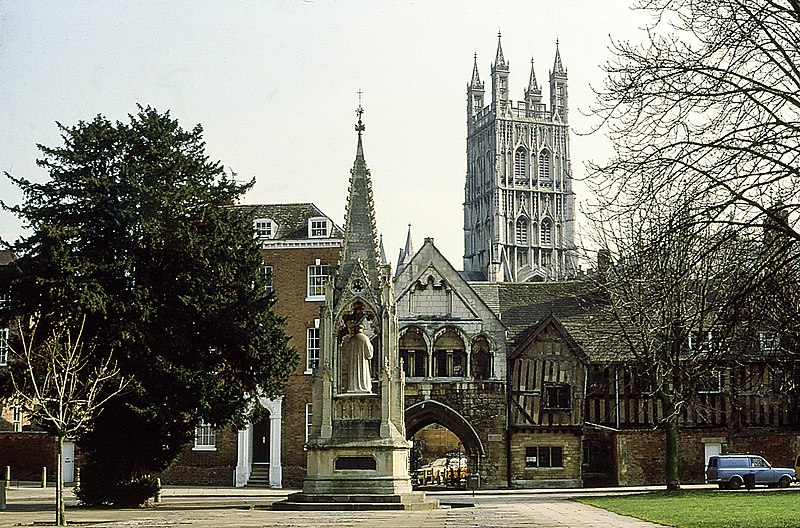 File:Bishop Hooper Monument and St Mary's Gate - geograph.org.uk - 4330149.jpg