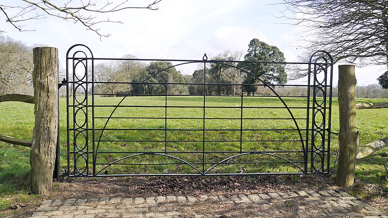 File:Black gate. - panoramio.jpg