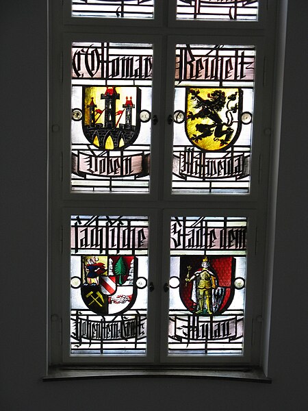 File:Bleiglasfenster in einem Treppenhaus des Sächsischen Hauptstaatsarchivs.jpg