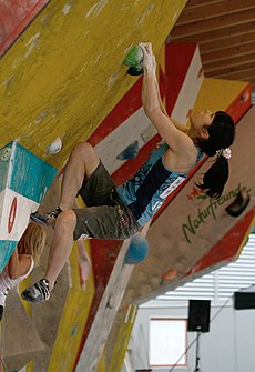 Momoka Odaová v kvalifikaci na SP 2010 v boulderingu ve Vídni