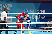 Deutsch: Boxen bei den Olympischen Jugendspielen 2018 Tag 12, 18. Oktober 2018 - Finale Fliegengewicht Mädchen – Martina La Piana (Italien, blau) schlägt Adijat Gbadamosi (Nigeria, rot) 5-0; Ringrichter ist James Beckles (Trinidad und Tobago). English: Boxing at the 2018 Summer Youth Olympics on 18 October 2018 – Girl's flyweight Gold Medal Bout - Martina La Piana (Italy, blue) beats Adijat Gbadamosi (Nigeria, red) 5-0; Referee is James Beckles (Trinidad and Tobago). Español: Boxeo en los Juegos Olímpicos Juveniles de Verano de 2018 en 18 de octubre de 2018 - Combate a medalla de oro de peso mosca para mujeres: Martina La Piana (Italia, azul) le gana a Adijat Gbadamosi (Nigeria, roja) 5-0; El árbitro es James Beckles (Trinidad y Tobago).