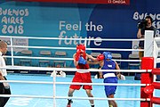 Deutsch: Boxen bei den Olympischen Jugendspielen 2018 Tag 12, 18. Oktober 2018 - Finale Leichtgewicht Mädchen – Junioren-Weltmeisterin und dreifache Juniorinnen-Europameisterin Caroline Sara DuBois (Großbritannien, blau) schlägt Juniorinnen-Asienmeisterin Porntip Buapa (Thailand, rot). English: Boxing at the 2018 Summer Youth Olympics on 18 October 2018 – Girls' lightweight Gold Medal Bout – Caroline Sara DuBois (Grat Britain, blue) wins over Porntip Buapa (Thailand, red). Español: Boxeo en los Juegos Olímpicos Juveniles de Verano de 2018 en 18 de octubre de 2018 - Combate de medalla de oro de peso ligero para niñas - Caroline Sara DuBois (Gran Bretaña, azul ) gana sobre Porntip Buapa (Tailandia, rojo).