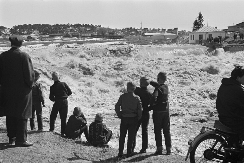 File:Boys watch the ice run on the Aurajoki River in Halinen, Turku, early in the spring in 1966 (JOKAVKH2F05-5).tif