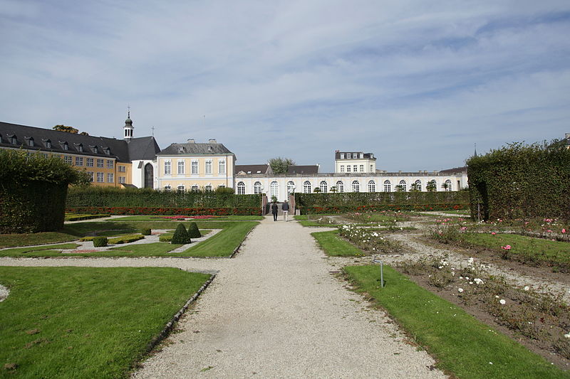 File:Brühl - Schloss Augustusburg - Schlosspark - Westliches Seitenparterre+Rathaus+St. Maria+Oratorium+Südorangerie 01 ies.jpg