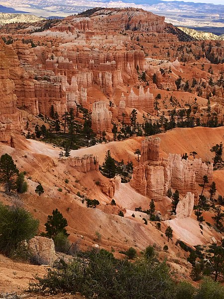 File:Bryce Canyon from scenic viewpoints (14677092951).jpg