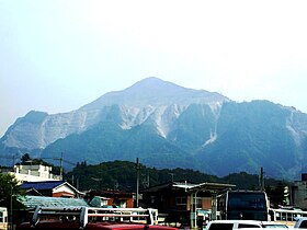 Vista del Monte Buko, con le terrazze minerarie calcaree ben visibili.