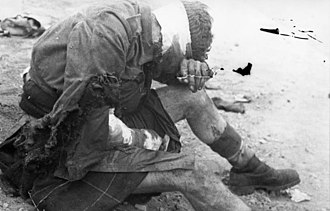 A wounded Highlander POW of Captain Roy Detachment after the St Nazaire Raid. Bundesarchiv Bild 101I-065-2302-39, St. Nazaire, britischer Kriegsgefangener.jpg