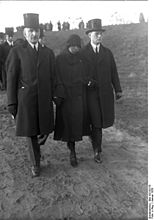 Begrafenis in Duitsland. De hoed van de man links heeft een rouwband van krip (1924)