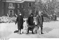 Bundesarchiv Bild 102-11043, Doorn, Wilhelm II. mit Gattin beim Spaziergang.jpg