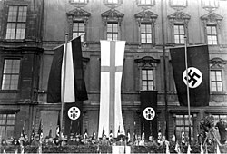 1933年ベルリンで「ルターの日」を祝うドイツ的キリスト者の信徒とヨアヒム・ホッセンフェルダー（ドイツ語版）監督の説教。