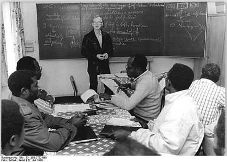 ไฟล์:Bundesarchiv_Bild_183-1986-0722-018,_Bernau,_Klasse_der_Gewerkschaftshochschule.jpg
