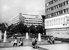 Bundesarchiv Bild 183-F0831-0301-003, Berlin, Unter den Linden, Hotel "Unter den Linden", Springbrunnen.jpg