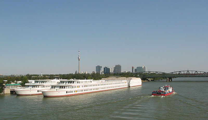 File:Bundesgymnasium und Bundesrealgymnasium GRG 21 'Bertha von Suttner' - Schulschiff 2007b3.jpg