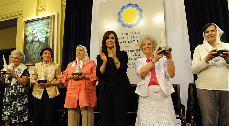 File:CFK entrega premio a las abuelas.jpg