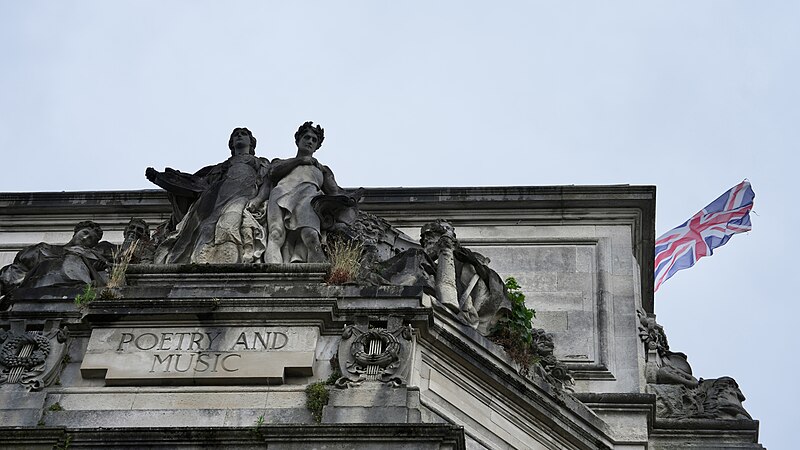 File:Cardiff crown court sculpture and flag.jpg