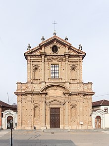 La facciata della chiesa di San Filippo restaurata nel 2017