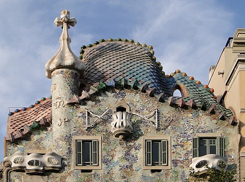 Известные дома. Каса-Батльо Антонио Гауди. Антонио Гауди дом костей. Крыши Барселона Антонио Гауди. Модерн здания Гауди в Барселоне.