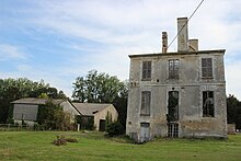 Vue du château et de deux hangars sur la gauche