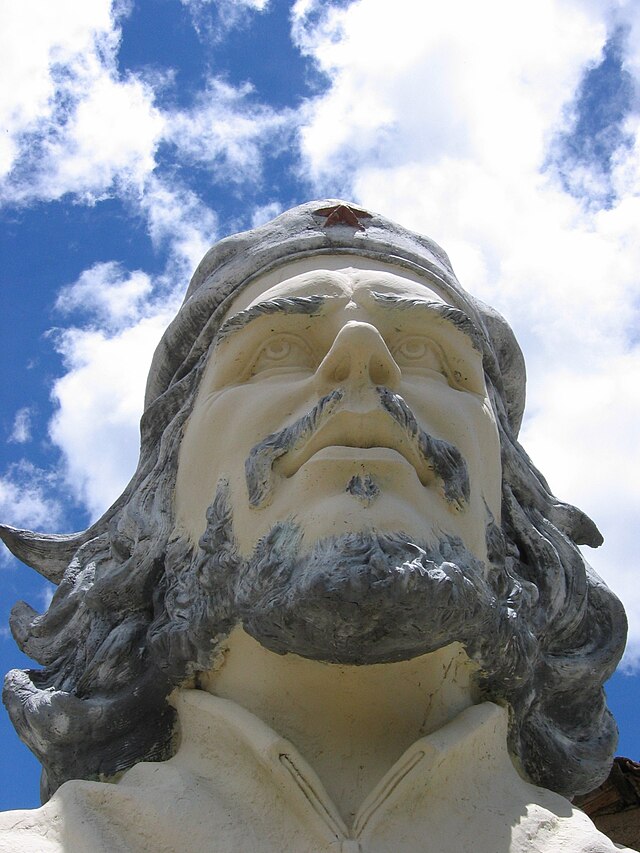 Photo of a Che Guevara statue at the site of his death in Bolivia.