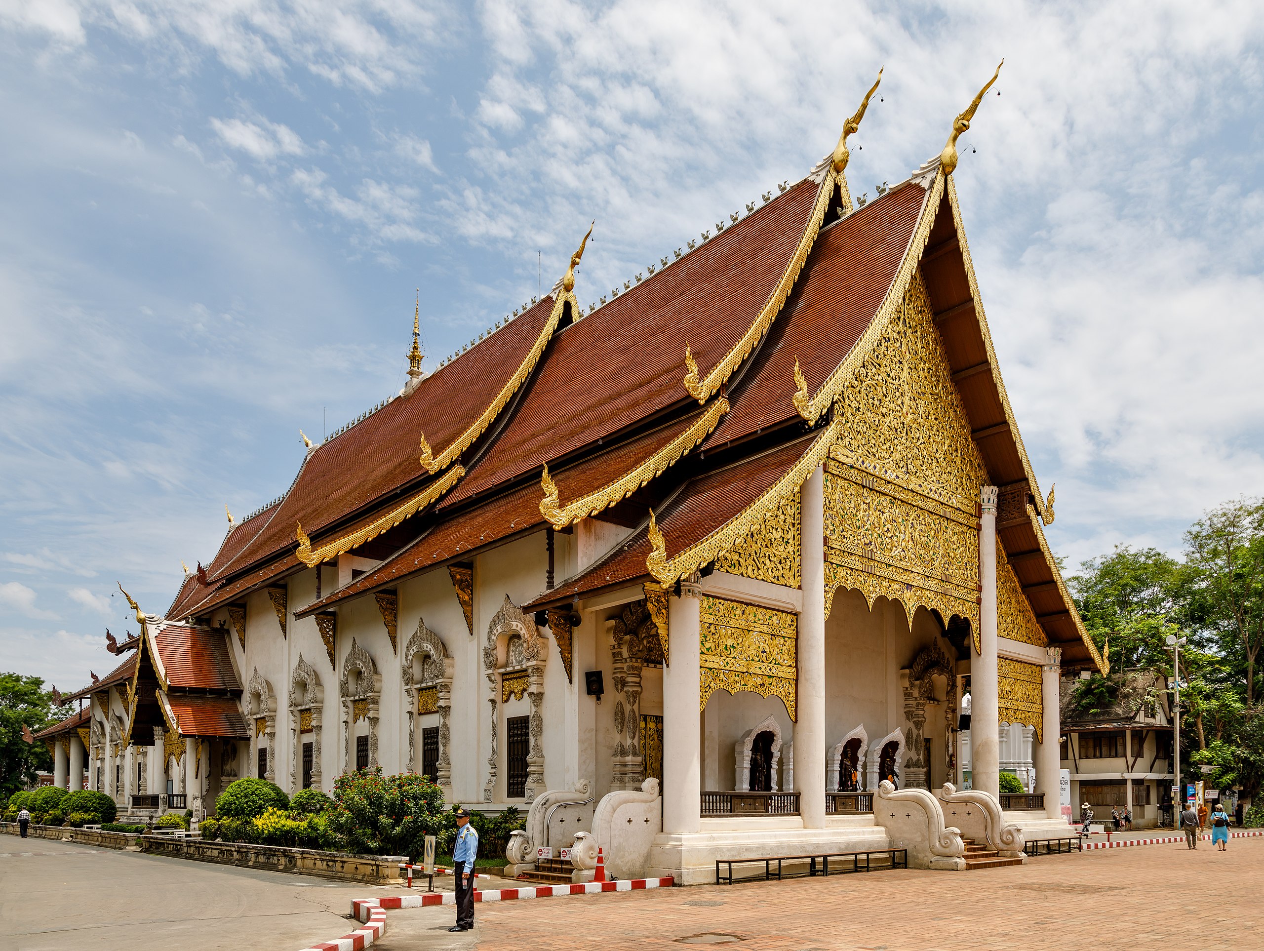 2560px-Chiang-Mai_Thailand_Wat-Chedi-Luang-01.jpg