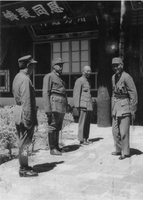 شيانغ كاي شيك ، زعيم الصين القومية (يمينًا) ، يلتقي بالجنرالات المسلمين ما بوفانج (الثاني من اليسار) وما بوكينج (الأول من اليسار) في شينينغ ، تشينغهاي ، في أغسطس 1942