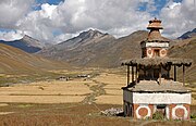 Asutusta ja stupa noin 4 000 metrin korkeudessa kaurapeltojen keskellä, Dolpan piirikunnassa.