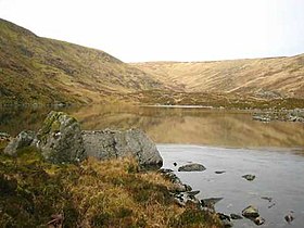 Corrigasleggaun látképe a Kelly's Lough-ból, a csúcstól keletre.