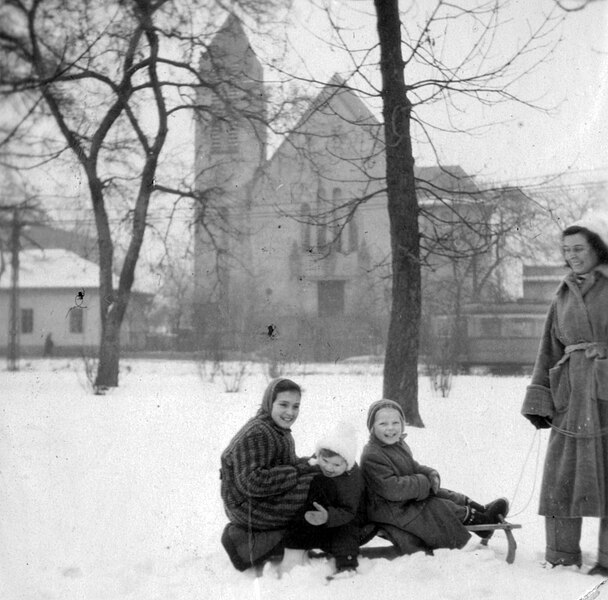 File:Családi fotó, 1957. a háttérben a Ferences Mária Missziós Nővérek temploma Fortepan 18579.jpg