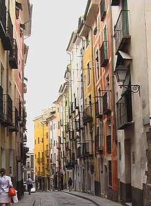 Rue menant à la cathédrale.