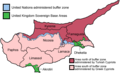 Politická mapa ostrova Kypr. Červená barva: území kontrolované Severokyperskou tureckou republikou. Růžová barva: území kontrolované Kyperskou republikou. Zelená barva: základny Spojeného království Akrotiri a Dekelia. Modrá barva: Nárazníková zóna OSN na Kypru.