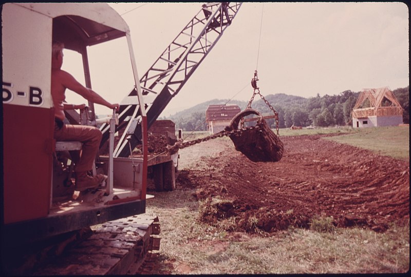 File:DRAGLINE OPERATOR WORKS ON A MOAT AND CANAL SYSTEM FOR A NEW ALPINE VILLAGE AT THE OUTSKIRTS OF HELEN, GEORGIA, NEAR... - NARA - 557729.jpg