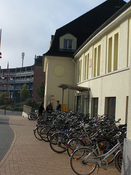 File:Das Bahnhofsgebäude in Celle.jpeg