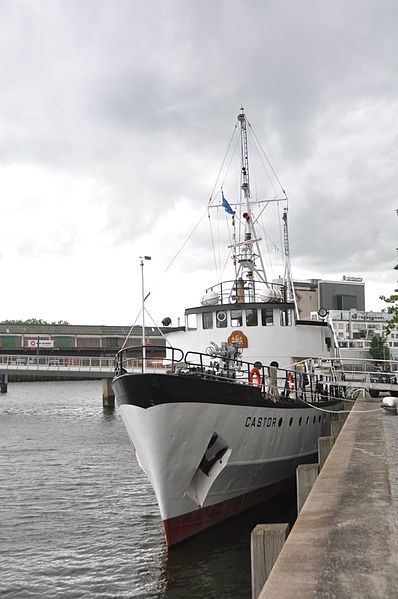 File:De voormalige loodsboot CASTOR voor de wal in Rotterdam (01).JPG