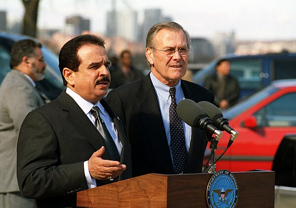 King Hamad in 2003 with Donald H. Rumsfeld