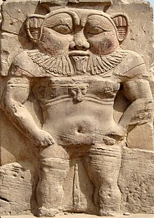 Haut-relief d’un temple égyptien, représentant un nain joufflu à la barbe hirsute.
